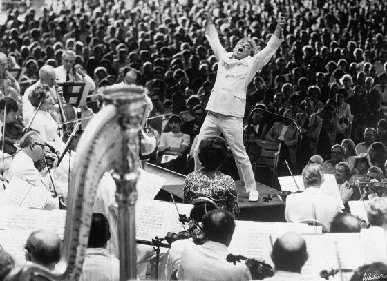 Em chamas -- Leonard Bernstein dirigiendo 'Resurrección', de Mahler, interpretada por la Boston Symphony en Tanglewood (Massachusetts) en 1970. / FOTO: BETTMANN / CORBIS
