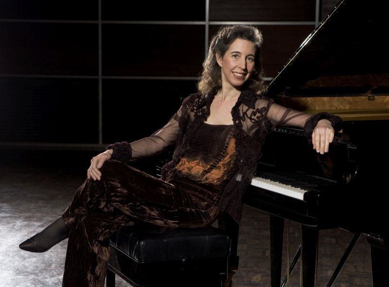 Angie Hewiit faz uma pose especial para o PQP Bach