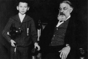 Joachim com o jovem Franz von Vecsey, em foto de 1903 - ano em que realizou suas únicas gravações. Aquele dedo indicador artrítico da mão esquerda dói só de olhar, e nos faz conceder um generoso desconto quando ouvimos os erros que ele deixou registrados para a posteridade.