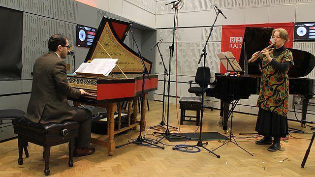 Petri e Esfahani na Rádio da BBC: lá as rádios não apenas tocam discos e falam de futebol