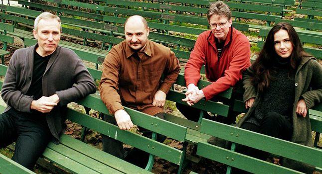 A partir de 1999, essa foi a segunda formação do Kronos Quartet. Com Jennifer Culp.