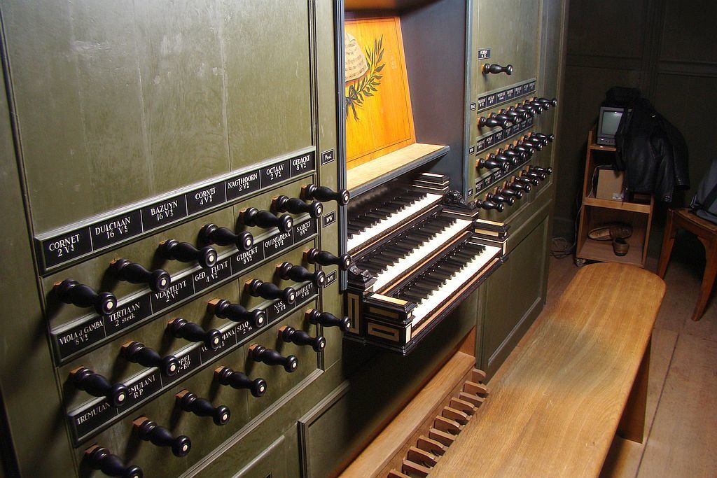Groningen: um órgão vintage e uma tv velha