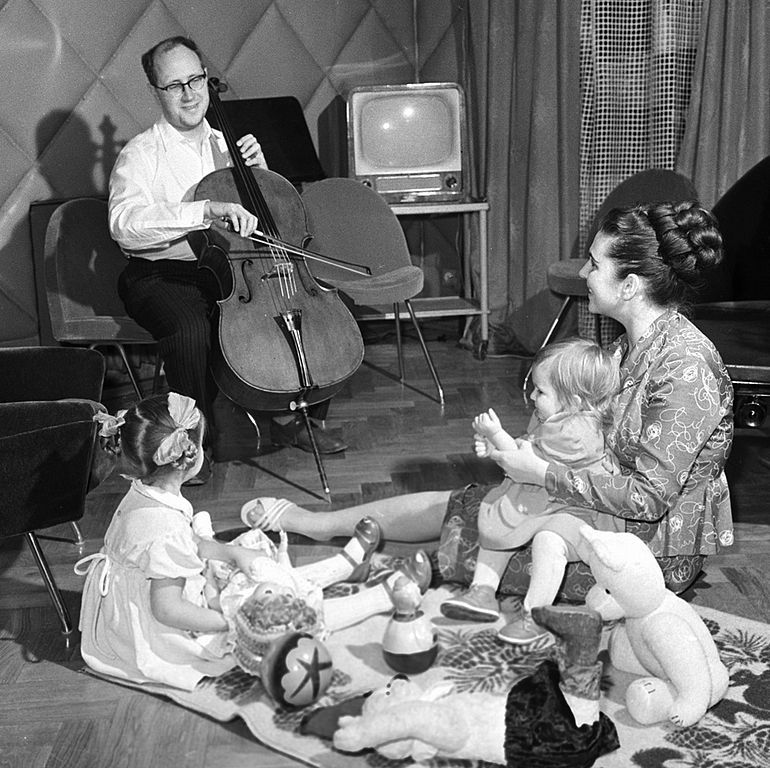 Mstislav_Rostropovich e sua esposa, a cantora Galina Vishnevskaya, com as as filhas em casa e a TV desligada