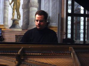 O jovem Dario Bonuccelli ao piano
